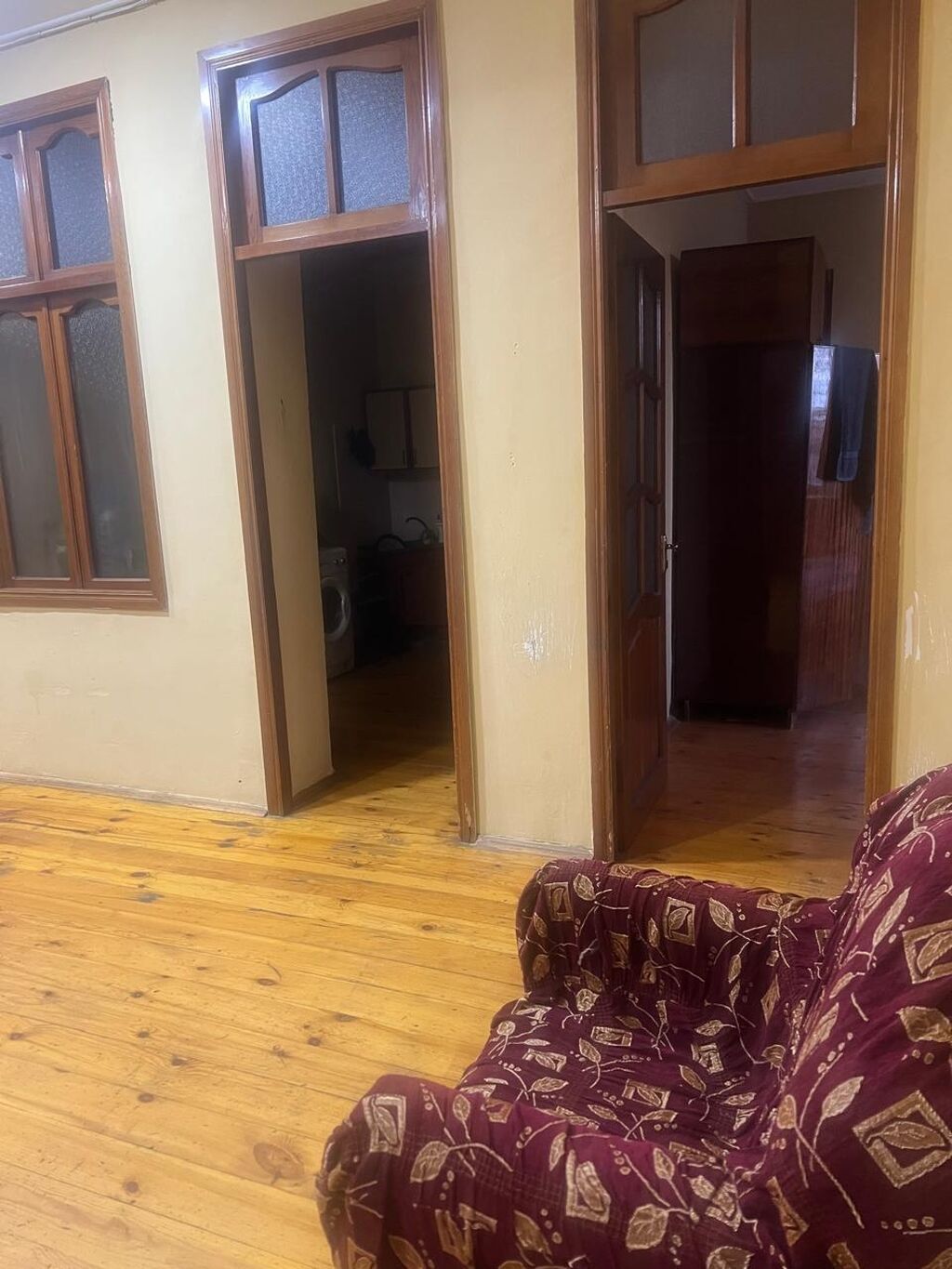Kirayə verilir: işıqlı, geniş otaqları olan mənzil - Plan: 2 ayrı