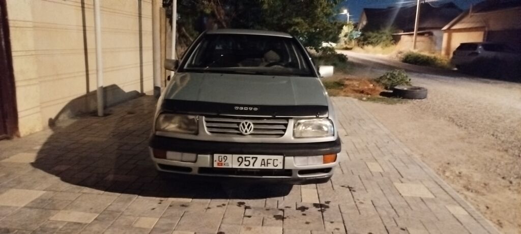 Volkswagen Vento: 1992 г., 1.8 л, Механика, Бензин, Седан: фото 4
