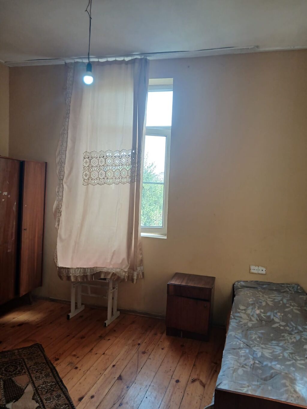 Kirayə verilir: işıqlı, geniş otaqları olan mənzil - Plan: 2 ayrı