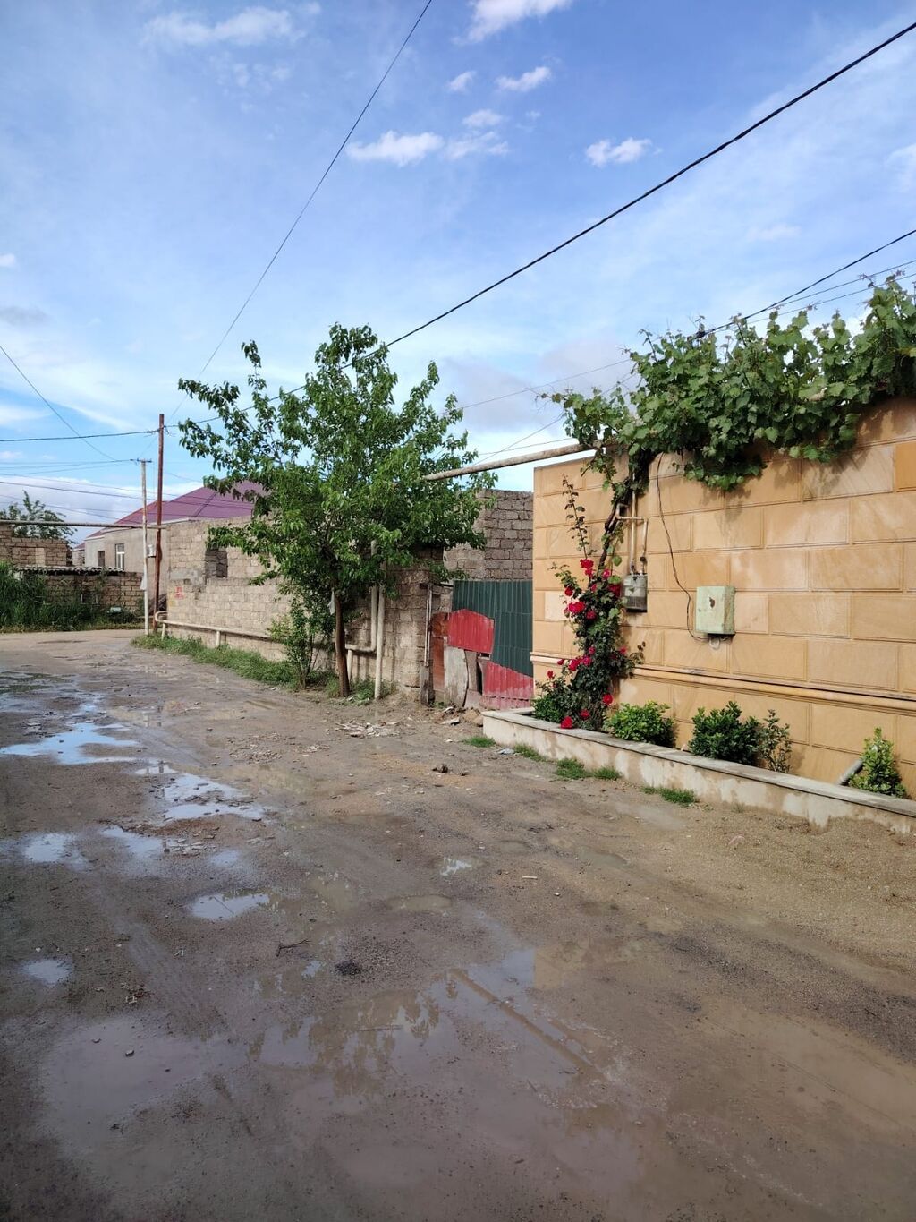 Təcili Satılır: yarımçıq tikili və həyət sahəsi - Material: daş hörgü