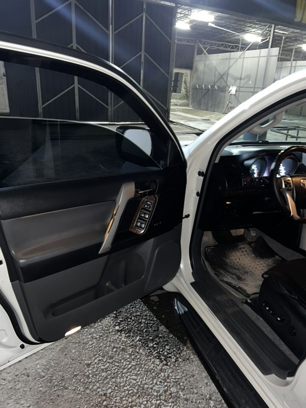Toyota Land Cruiser Prado: 2010 г., 4 л, Автомат, Газ, Внедорожник: фото 5