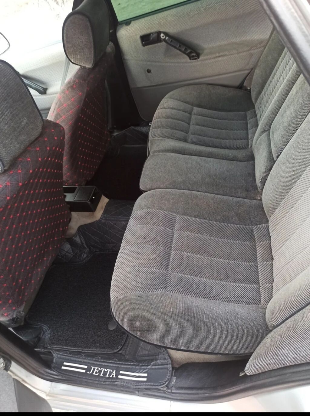Volkswagen Passat: 1988 г., 1.8 л, Механика, Седан: фото 6