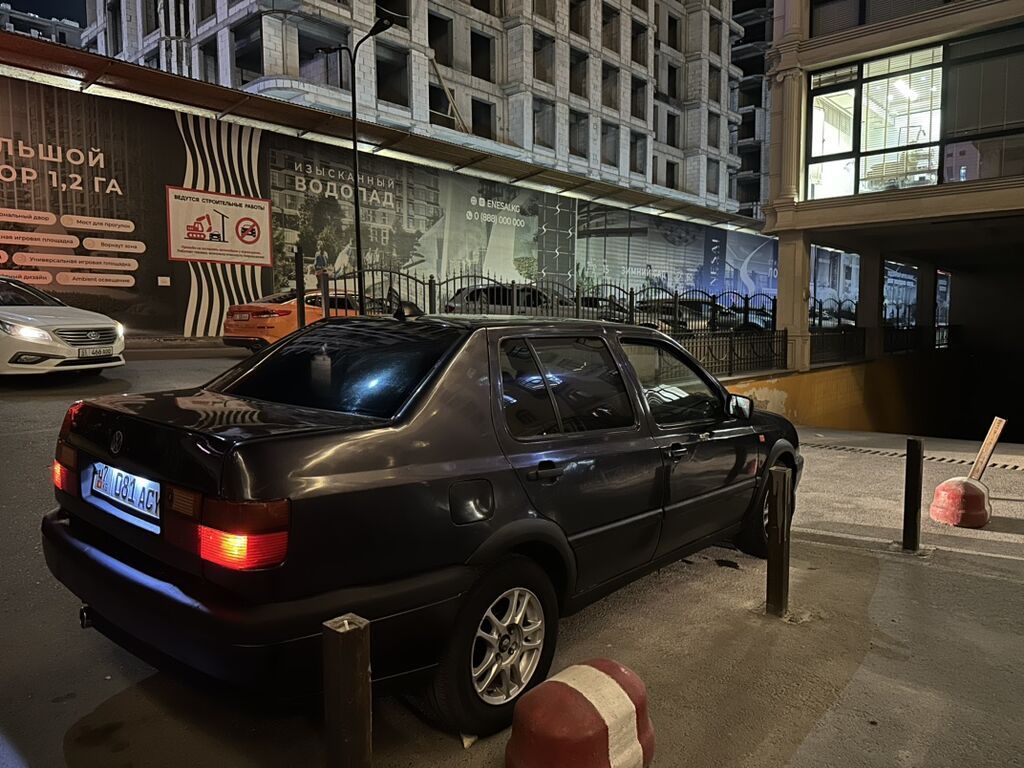 Volkswagen Vento: 1993 г., 1.8 л, Механика, Бензин, Седан: фото 4