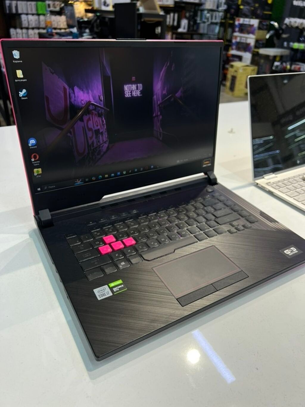 Игровой ноутбук Asus ROG Strix G15 в черном корпусе с розовыми: фото 2