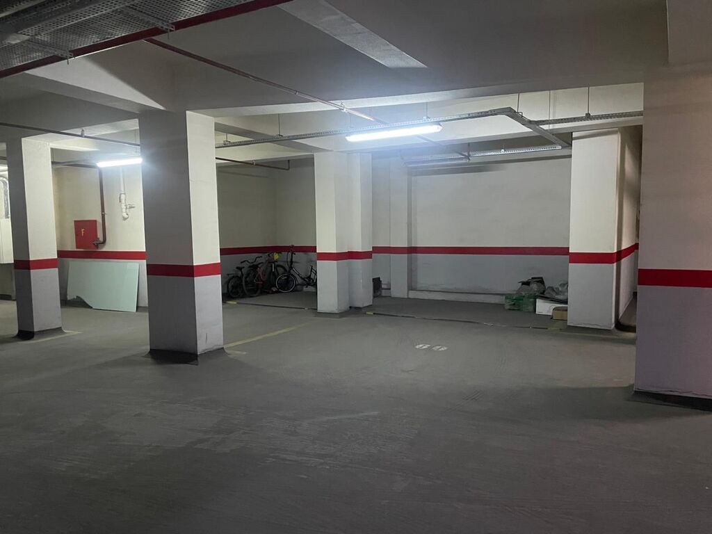 Ağ şəhər Mərkəzi Bulvar küç. ev4 qaraj60. 14kv.m geniş Qaraş