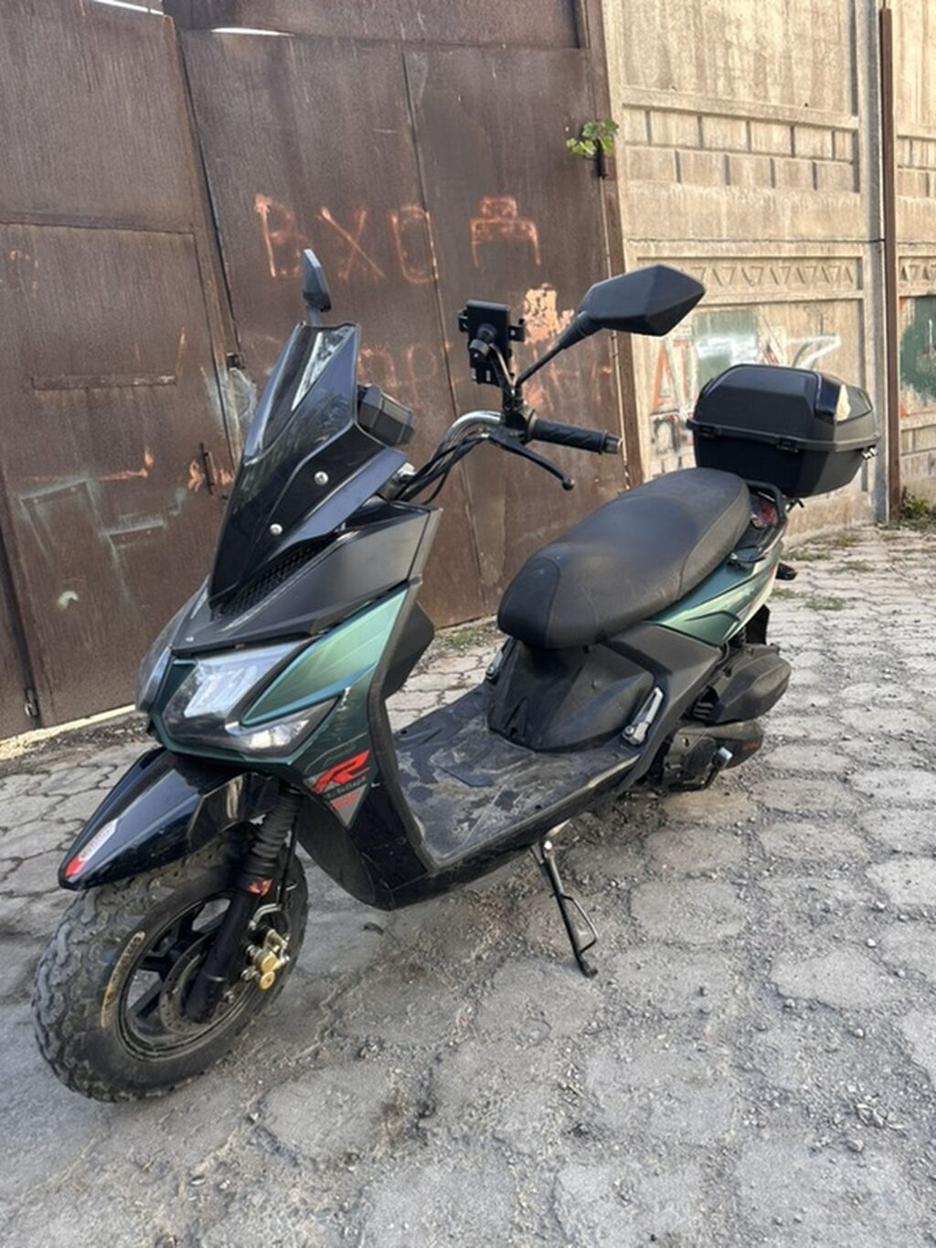 Скутер Kymco (серия MultiTrail R2) с агрессивным дизайном и высоким: фото 2