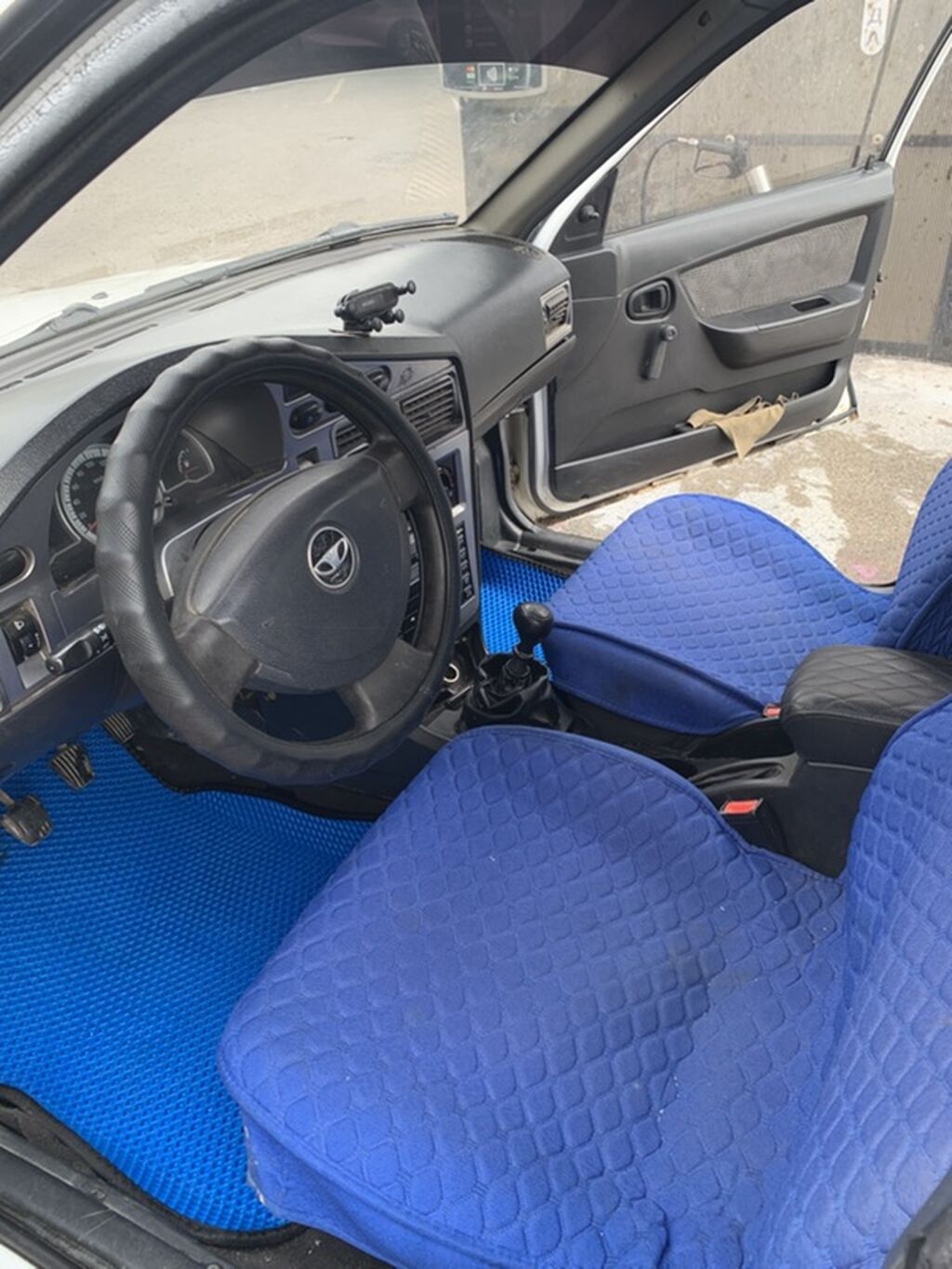 Автомобиль седан белого цвета с передним приводом. 4 двери, кузов с: фото 4