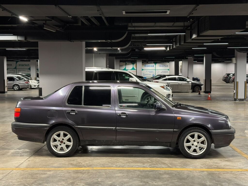 Volkswagen Vento: 1993 г., 1.8 л, Механика, Бензин, Седан: фото 8