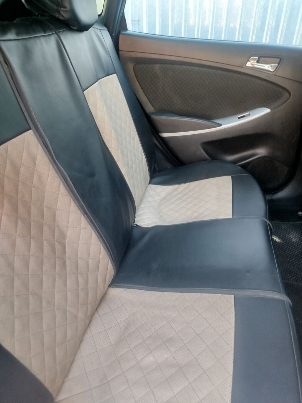 Hyundai Solaris: 2011 г., 1.4 л, Механика, Бензин, Хэтчбэк: фото 4