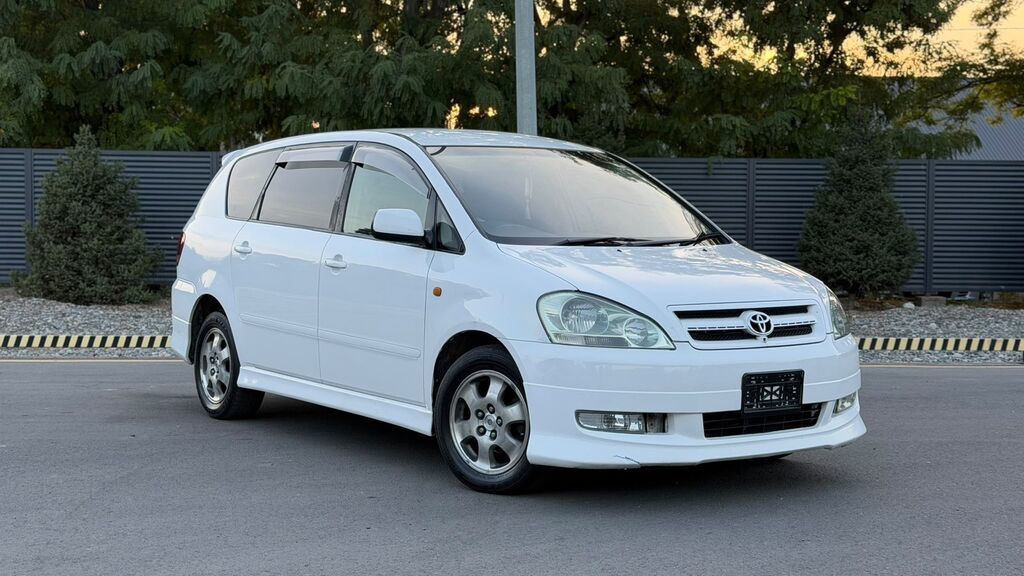 Toyota Ipsum: 2002 г., 2.4 л, Автомат, Газ, Минивэн: фото 2
