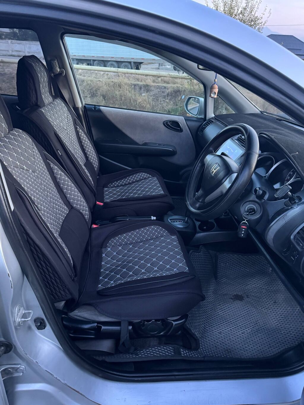Honda Fit: 2003 г., 1.5 л, Автомат, Хэтчбэк: фото 3