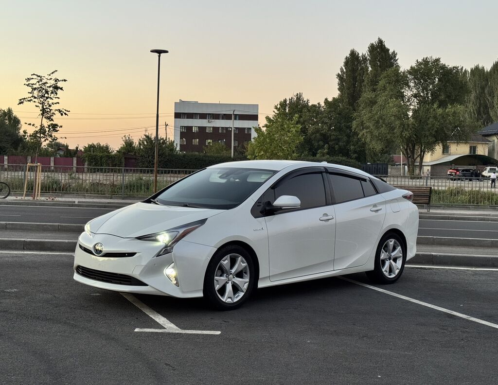 Toyota Prius: 2017 г., 1.8 л, Гибрид: фото 3