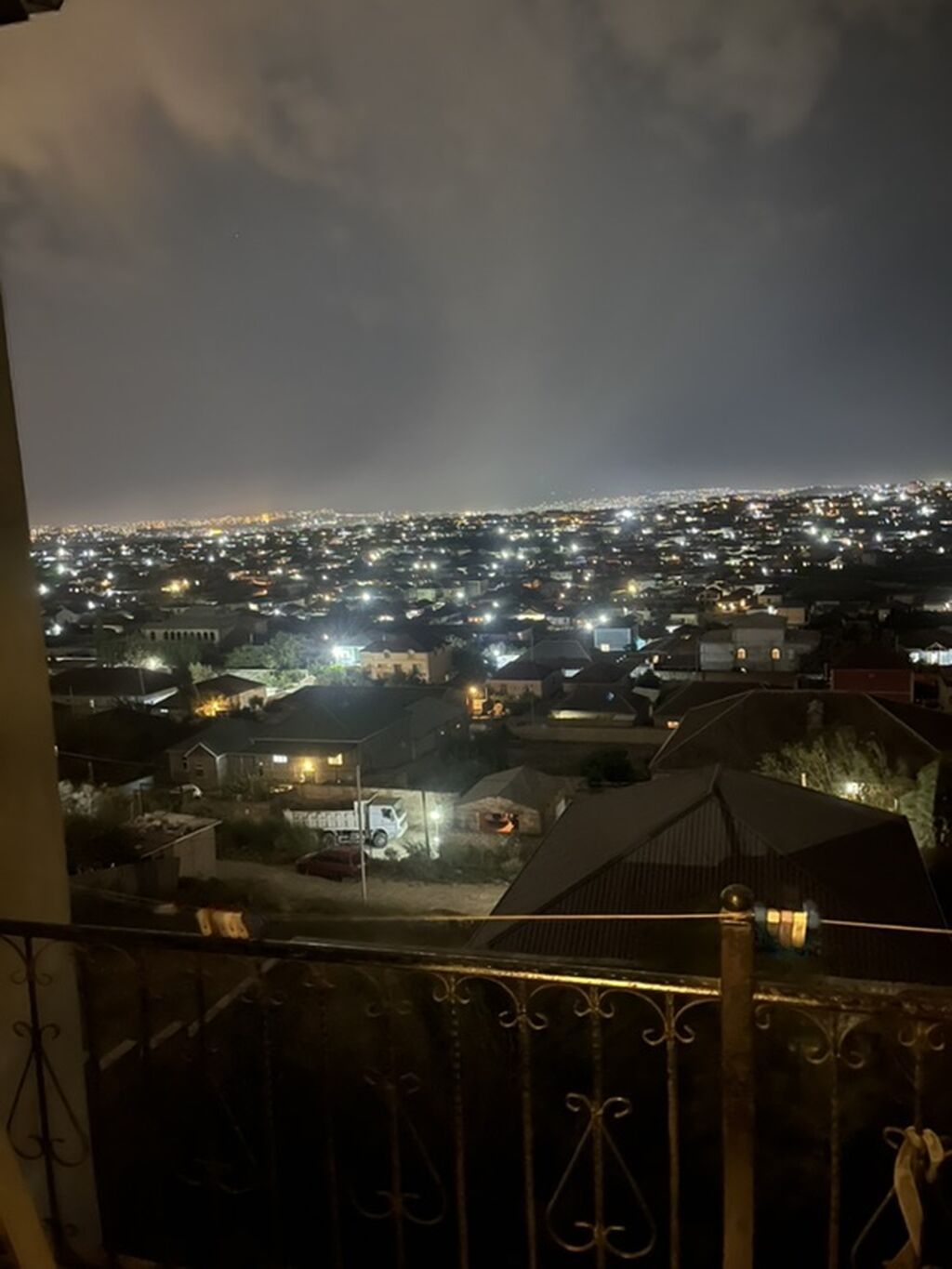 4otaqlı mənzil – geniş qonaq otağı, yataq otağı və uşaq/iş otağı