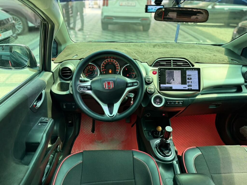 Honda Jazz: 2009 г., 1.3 л, Механика, Бензин, Хэтчбэк: фото 6