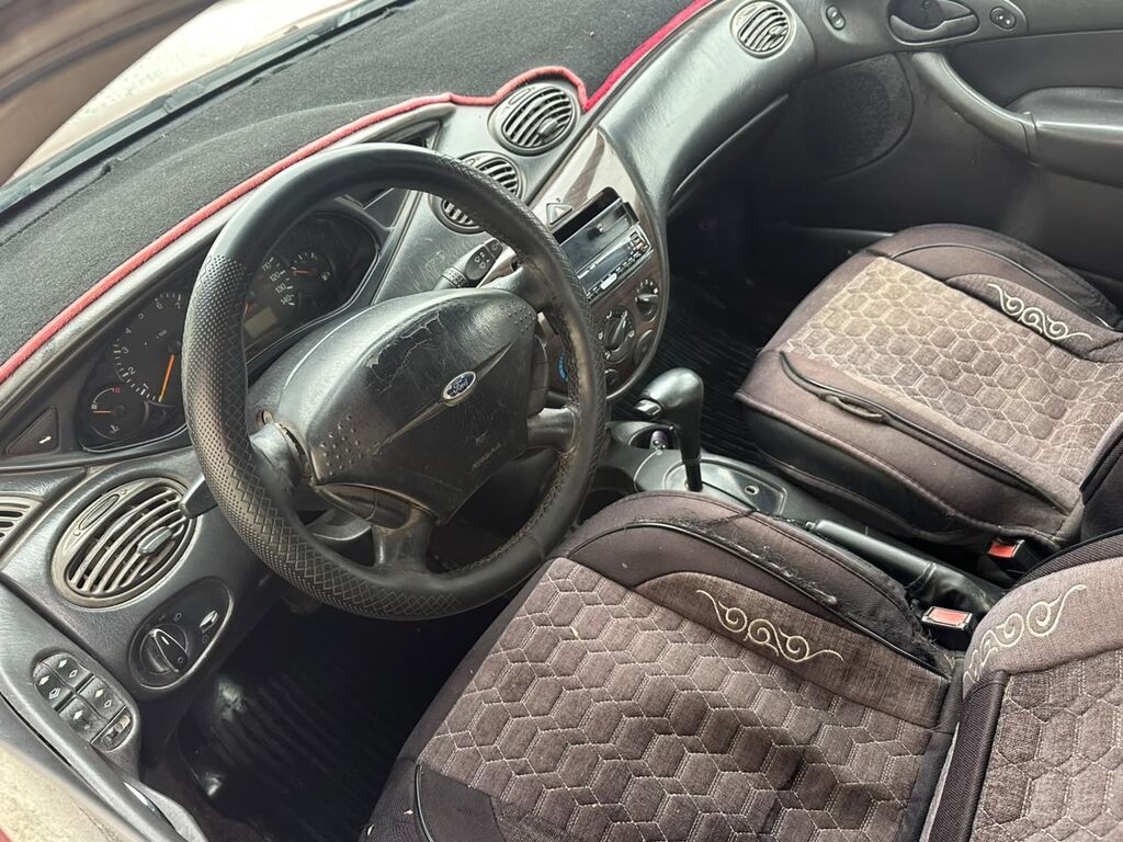 Ford Focus: 2001 г., 2 л, Механика, Газ, Седан: фото 7