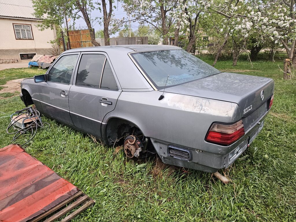 Mercedes-Benz W124: 1992 г., 2.3 л, Механика, Бензин, Седан: фото 2