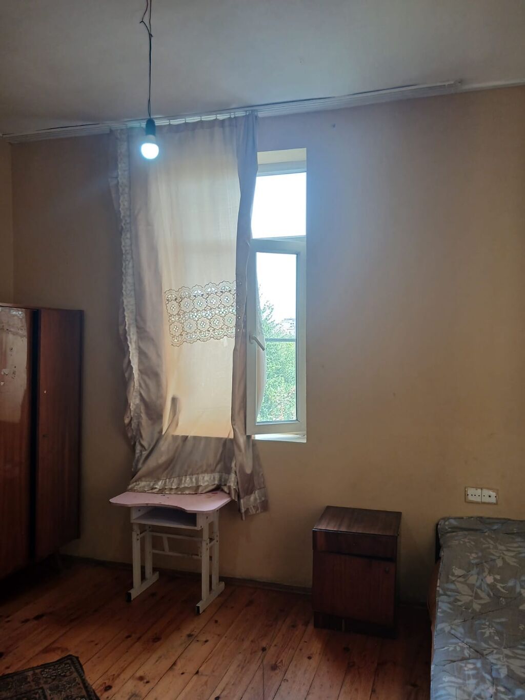 Kirayə verilir: işıqlı, geniş otaqları olan mənzil - Plan: 2 ayrı