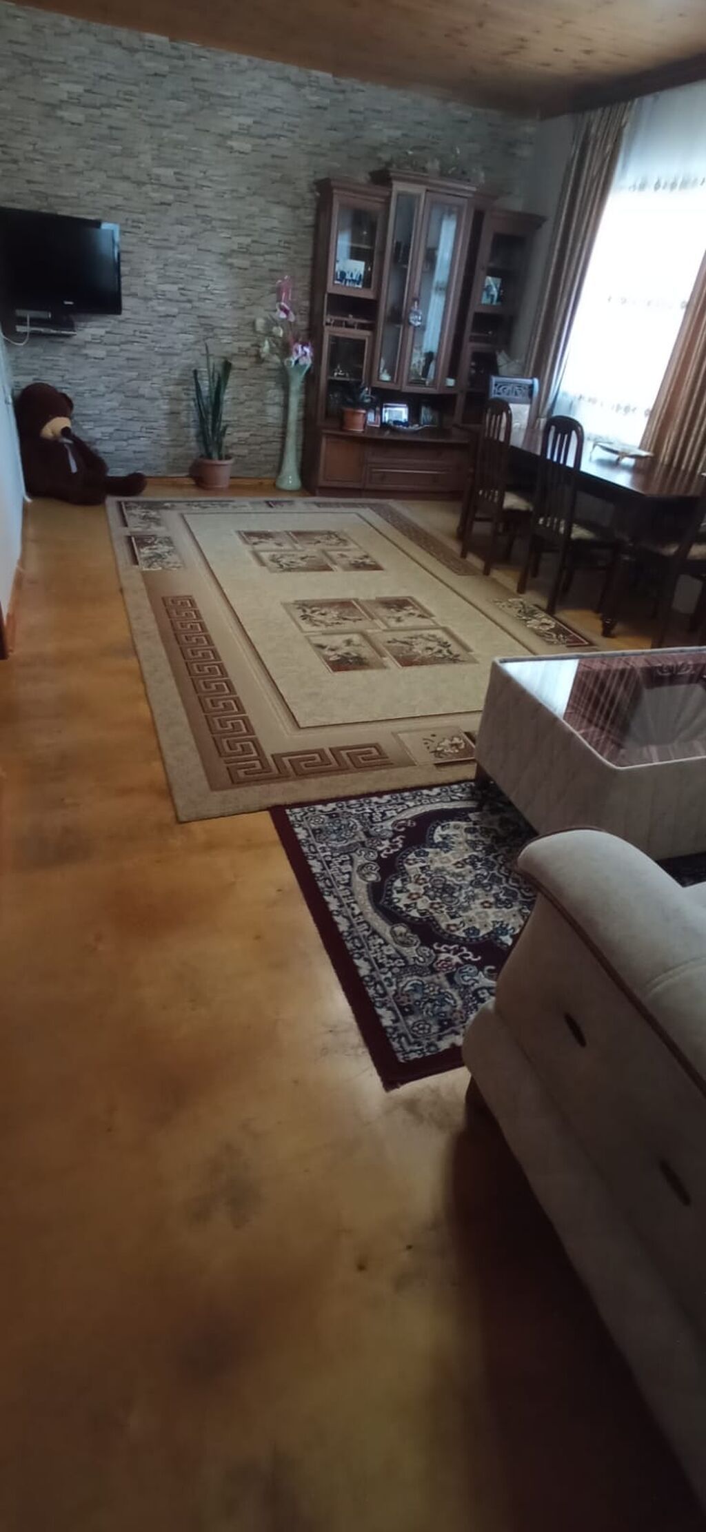 2 mərtəbəli fərdi yaşayış evi - Tikinti: Kəsmə daş divarlar, dalbat