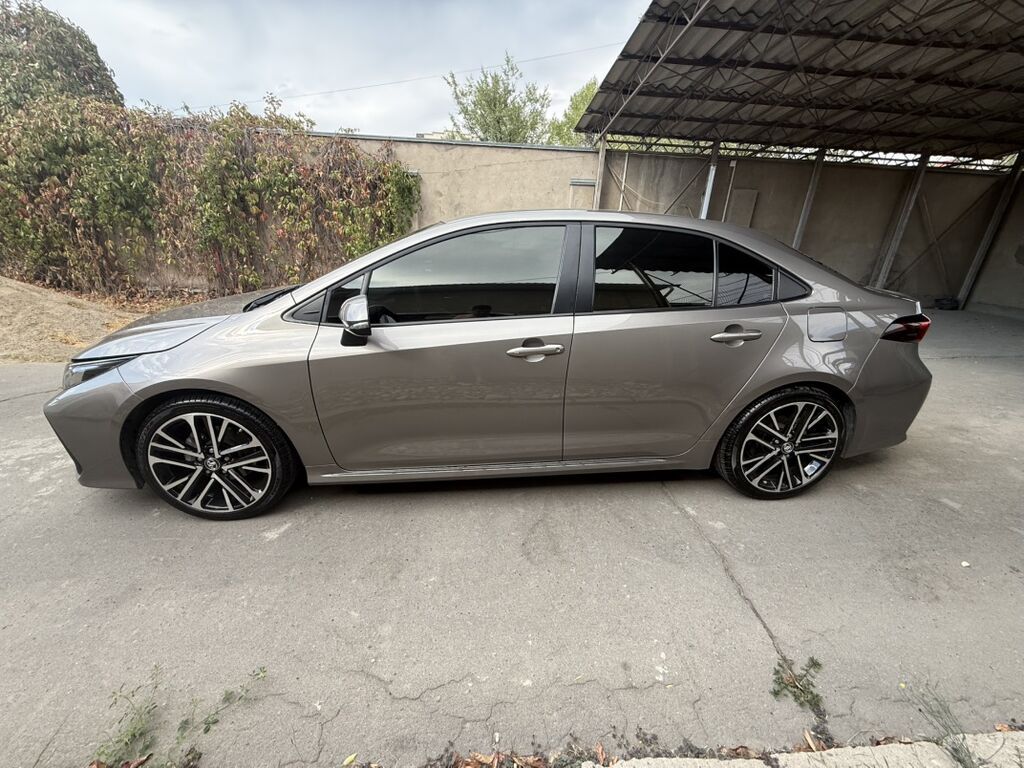 Toyota Corolla: 2021 г., 1.8 л, Автомат, Гибрид, Седан: фото 2