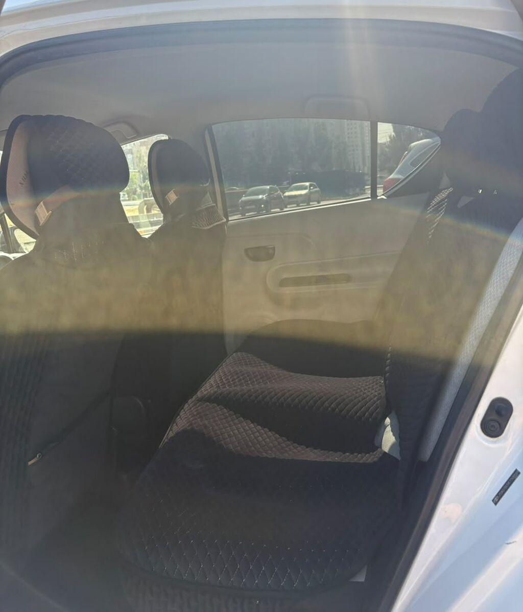 Toyota Prius C: 2012 г., 1.5 л, Вариатор, Гибрид, Хэтчбэк: фото 3
