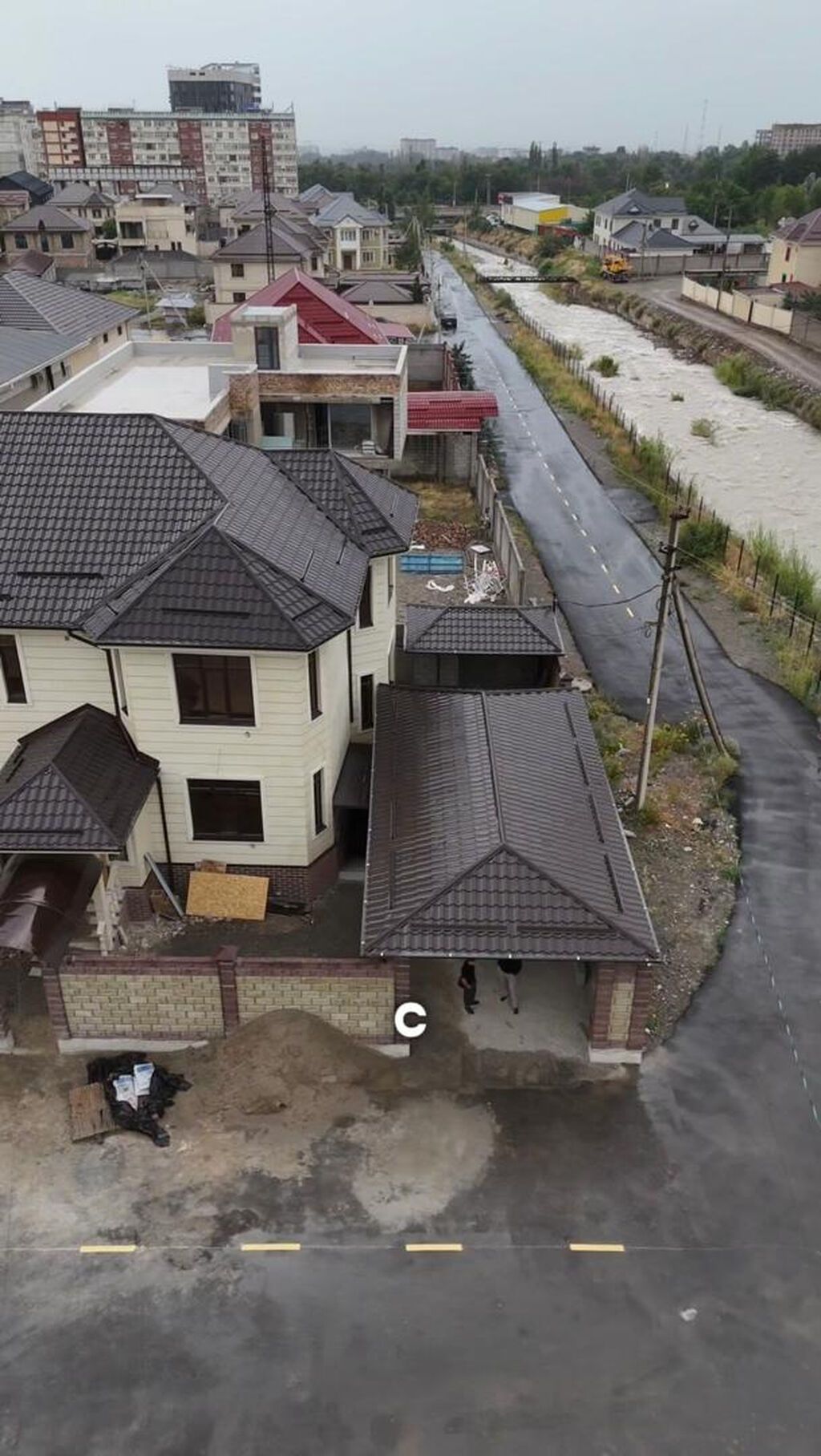 Продается просторный таунхаус в закрытом городке «Мехлесхоз», напротив: фото 4