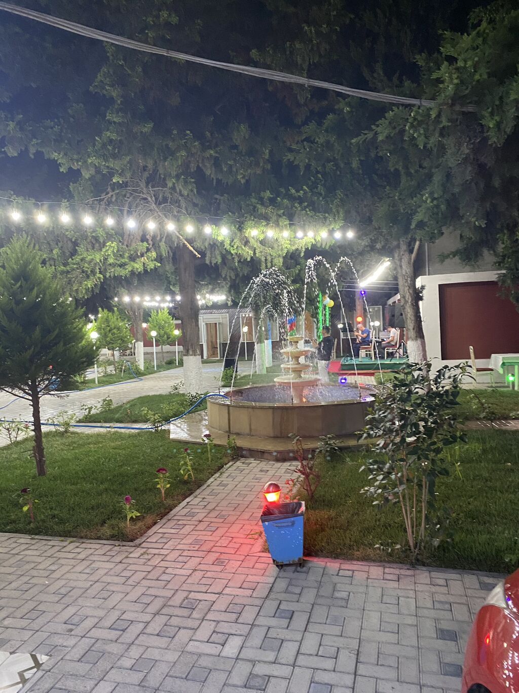 21 sotun içindədir.ailəvi restarandı.1 70-80 nəfərlik zalı, 20-25