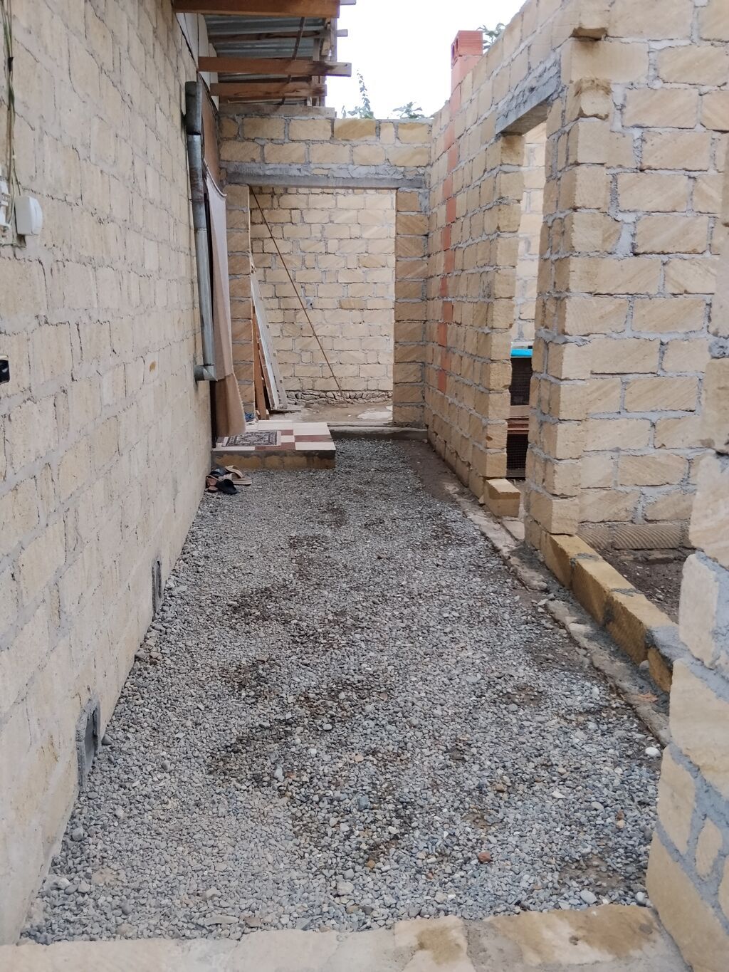 Ev 4 sotda yerləşir, kolidor tipli,1 zal3 yataq otağı, mətbəx, hamam