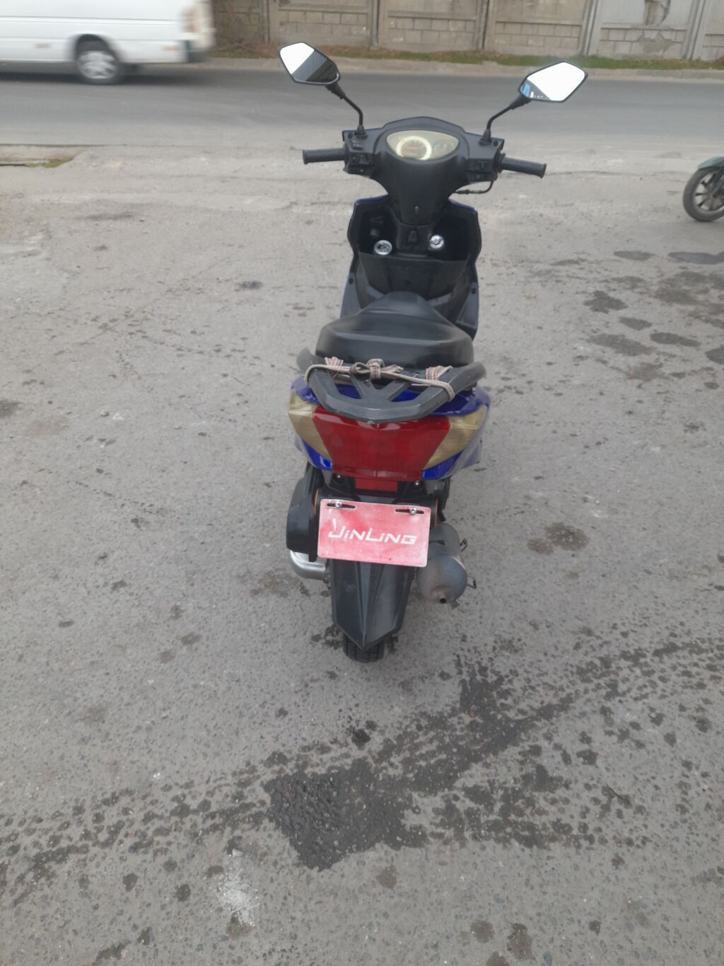 Скутер Jinling / Suzuki M12 в ярком синем цвете. Компактный городской: фото 1