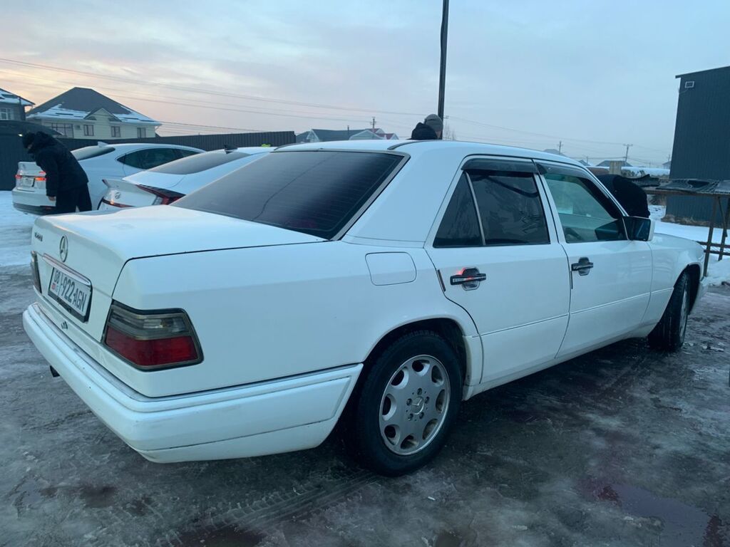 Mercedes-Benz W124: 1993 г., 2.2 л, Механика, Бензин, Седан: фото 4