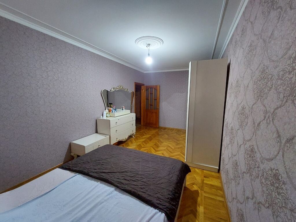 Bakı, Bakıxanov qəs., 4 otaqlı, Köhnə tikili, m. Neftçilər, 100 kv. m