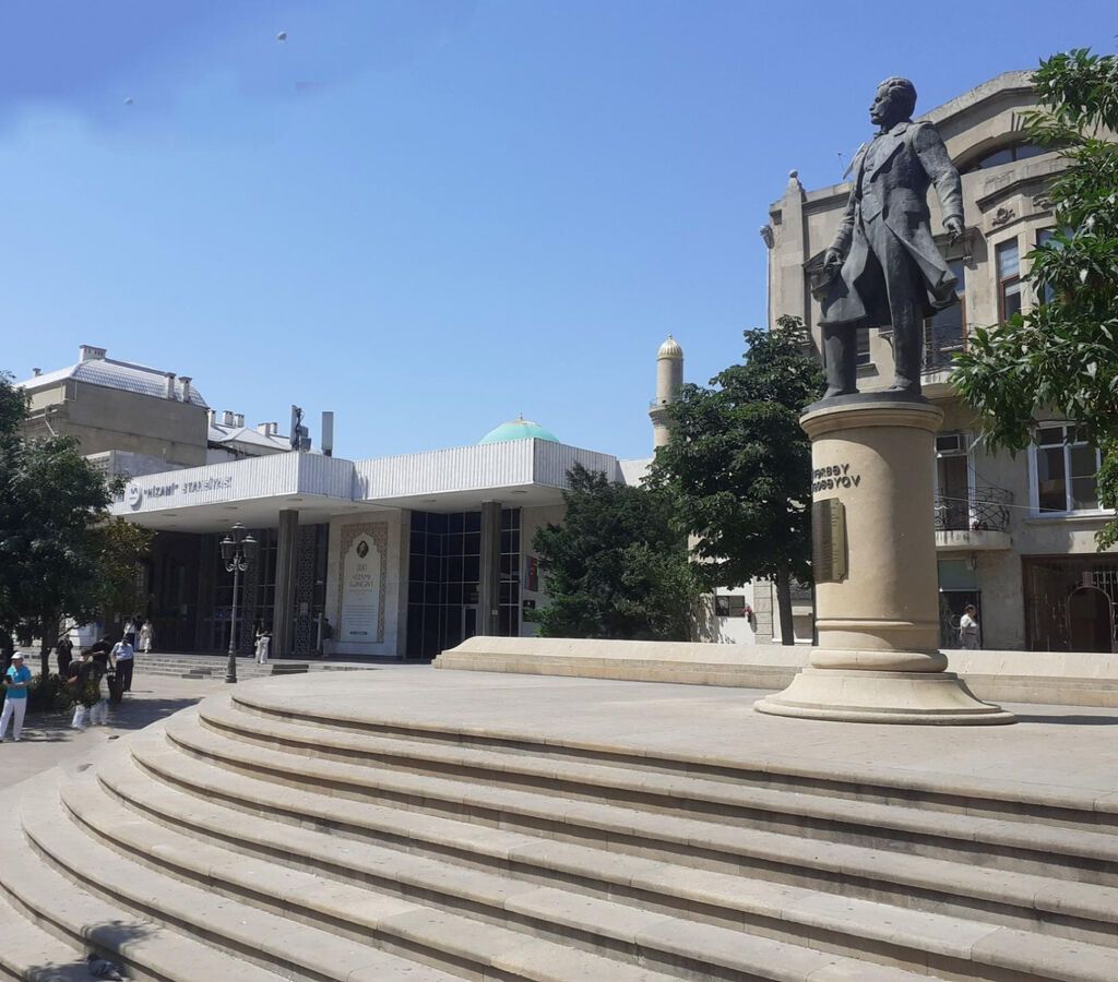Nizami Moll, Nizami metronun garşisinda arxitektur daş binadir
