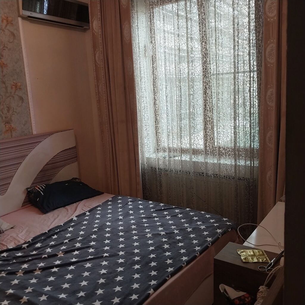 Bakıxanov qəs. 4 otaqlı, 200 kv. m, Orta təmir