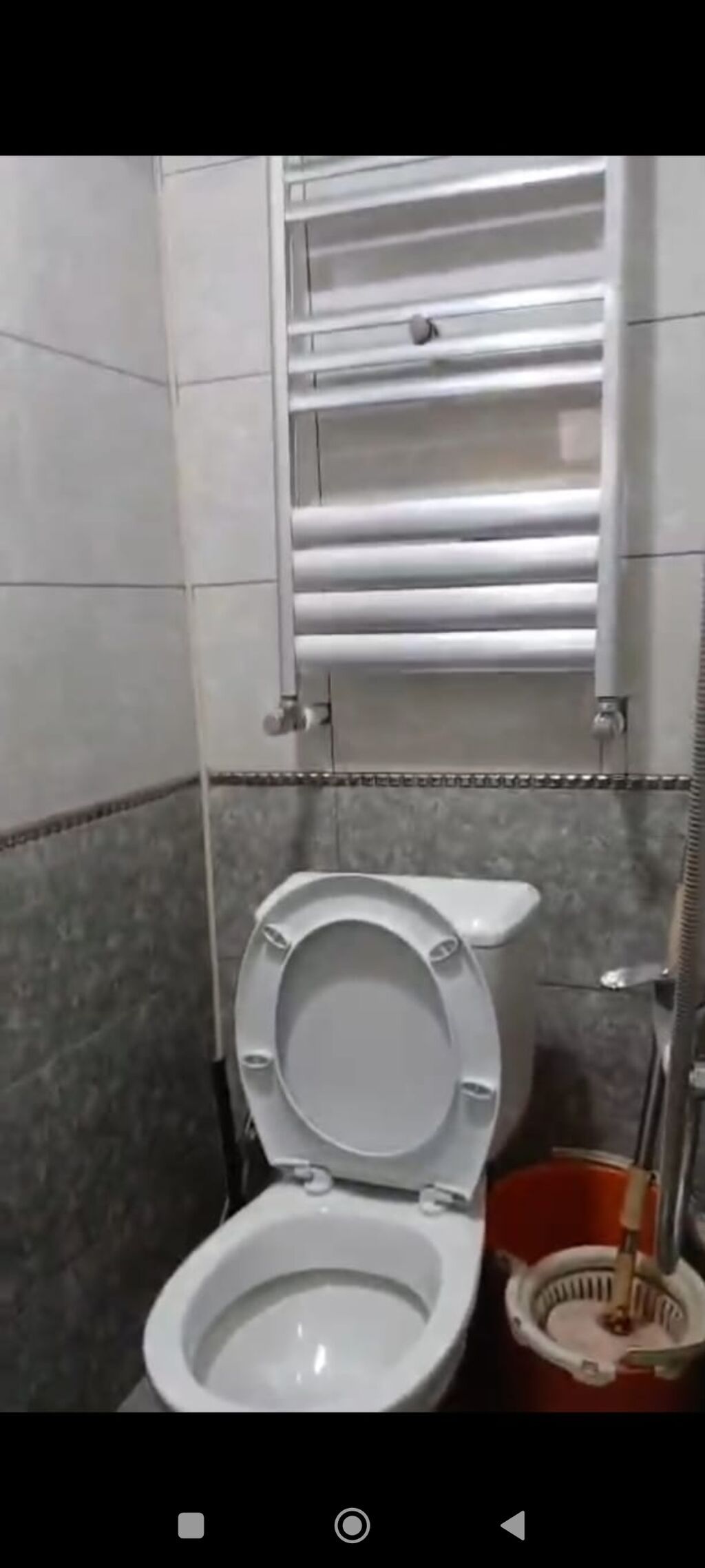 Kirayə verilən mənzil təsvir olunur. Mənzildə sadə və funksional