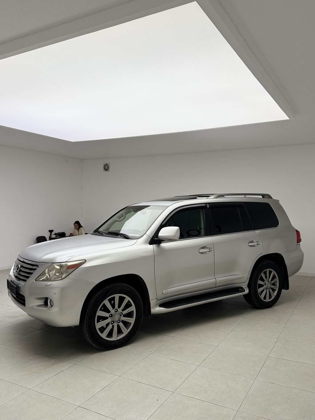 Lexus LX: 2010 г., 5.7 л, Автомат, Бензин, Кроссовер: фото 3