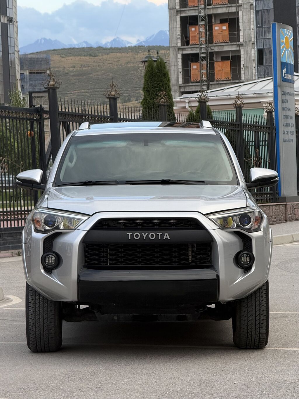 Toyota 4Runner: 2017 г., 4 л, Автомат, Бензин, Внедорожник — фото 2