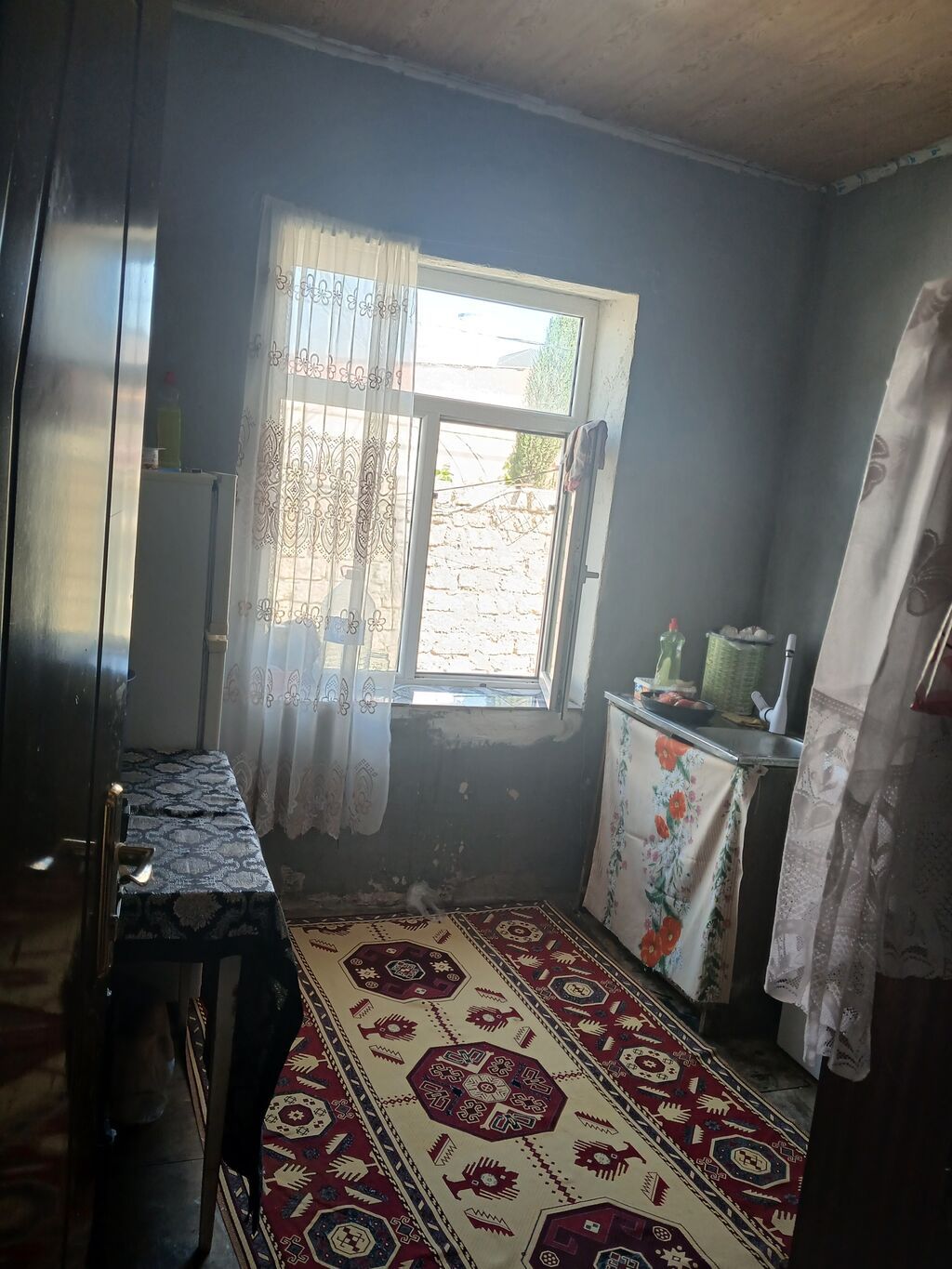Həyətyanı sahəli həyət evi 2. Təsvir: - Daş hasarla əhatələnmiş
