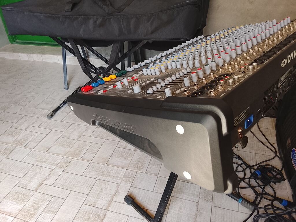 Dynacord PowerMate 1600 gücləndiricili mikser - 16 mono mikrofon/line