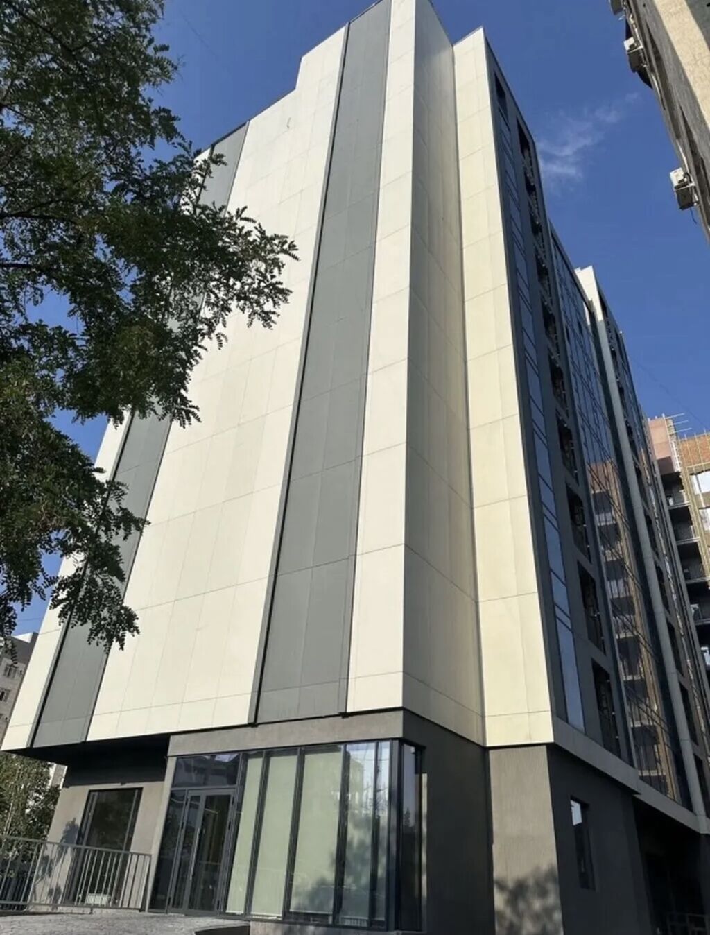 Аренда офисов, 26 м², В бизнес центре, С отдельным входом — фото 2