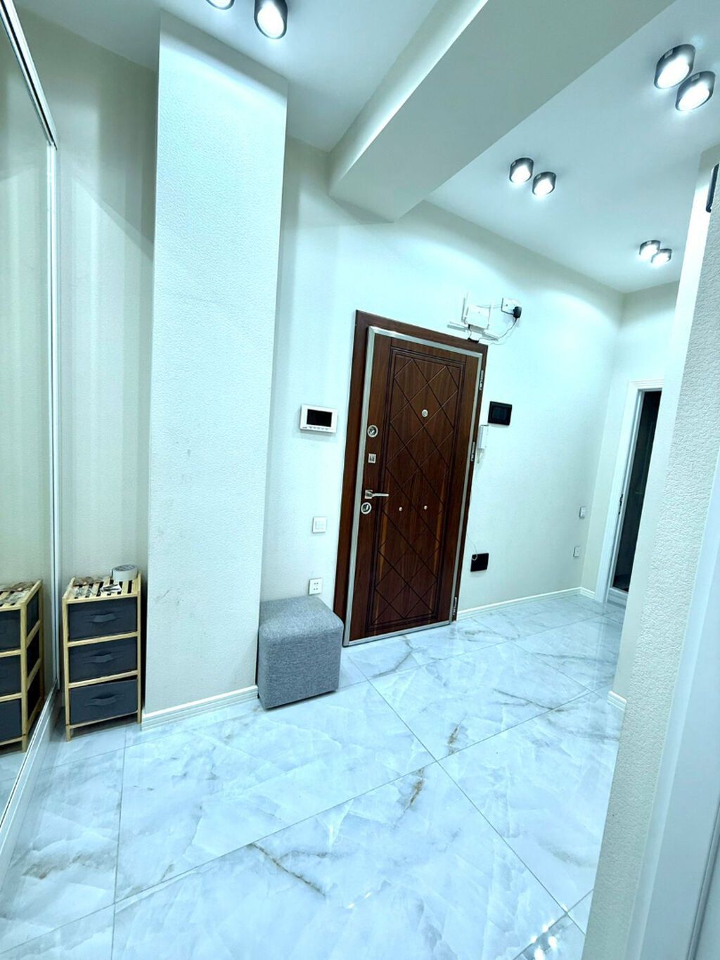 Gənclik metrosuna yaxın 2 otaqlı mənzil kirayə verilir. 70 m² 4-cü