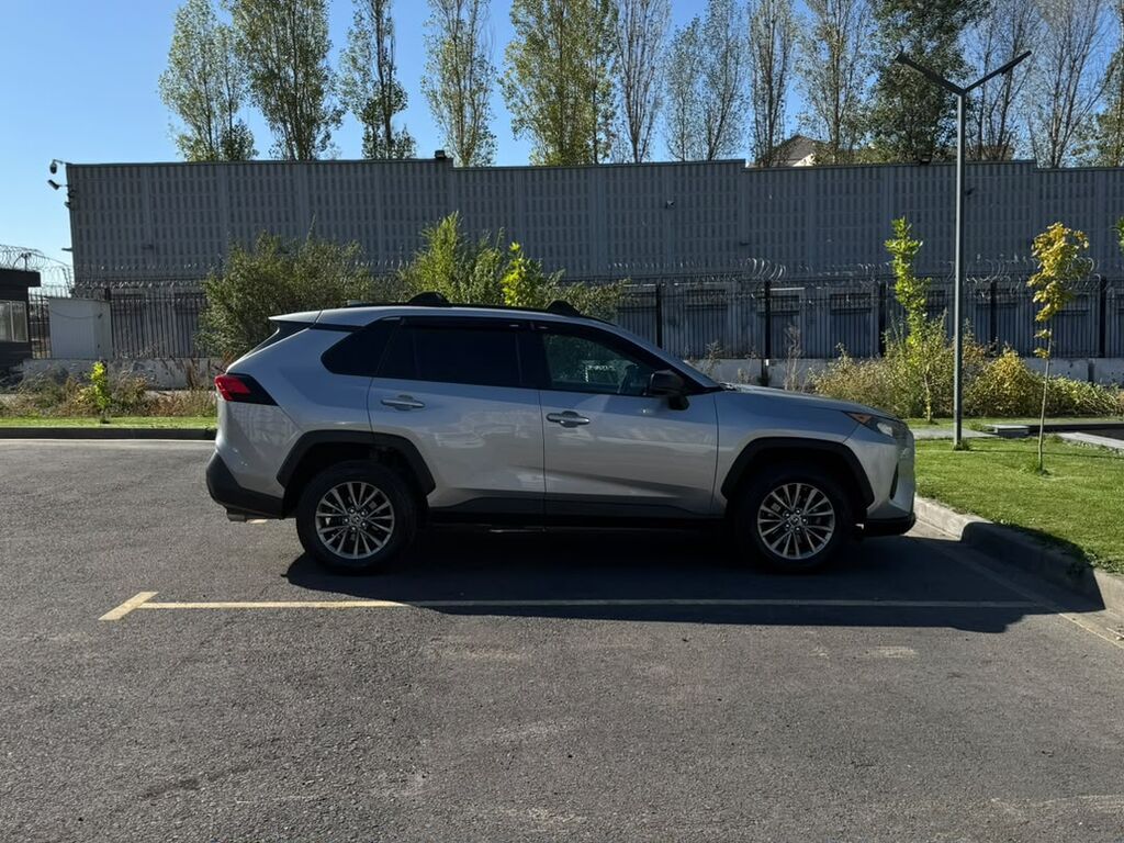 Toyota RAV4: 2019 г., 2.5 л, Автомат, Бензин, Кроссовер: фото 3