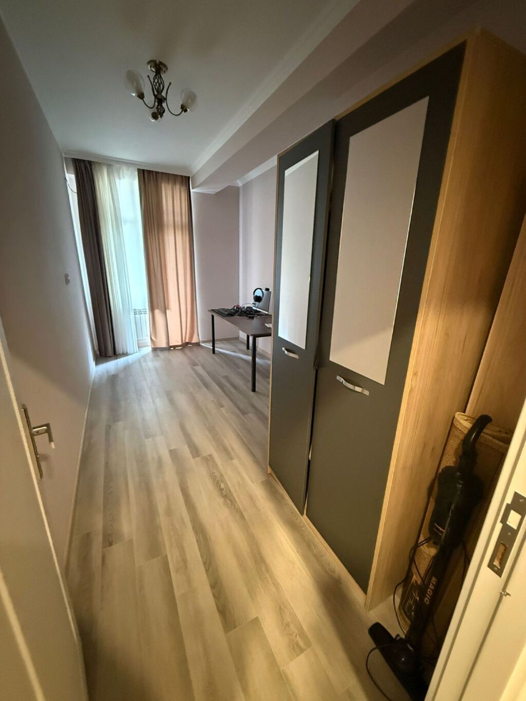 3 otaqlı mənzil – studiya tipli mətbəx və qonaq otağı, ayrıca yataq