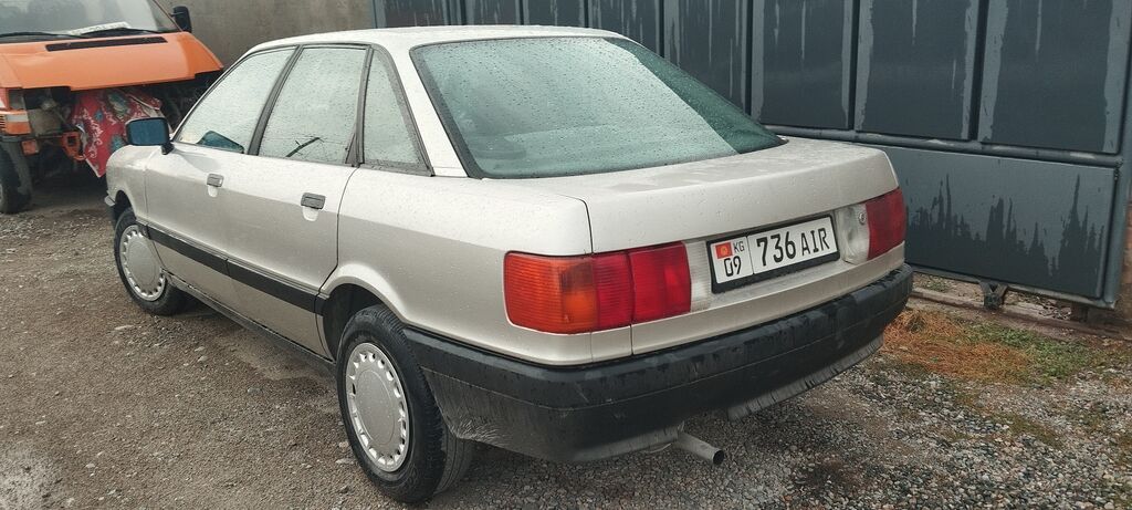 Audi 80: 1989 г., 1.8 л, Механика, Бензин, Седан: фото 2