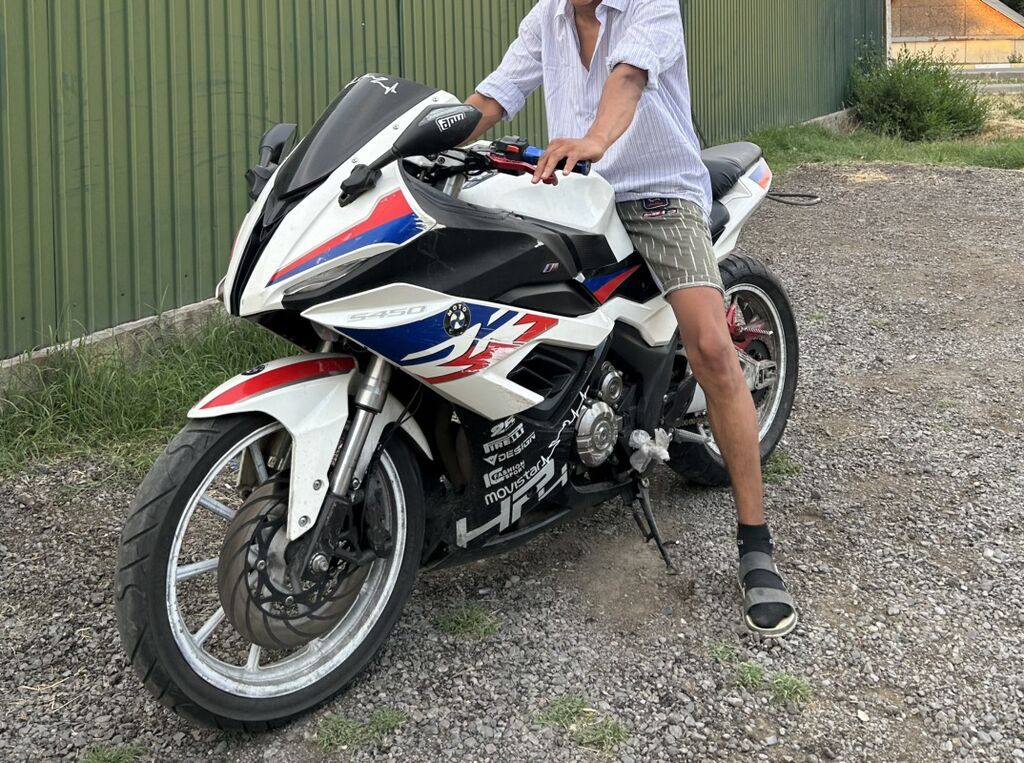 Спортивный мотоцикл в обвесе с декалями в стиле BMW M/HP4. 450 куб — фото 3