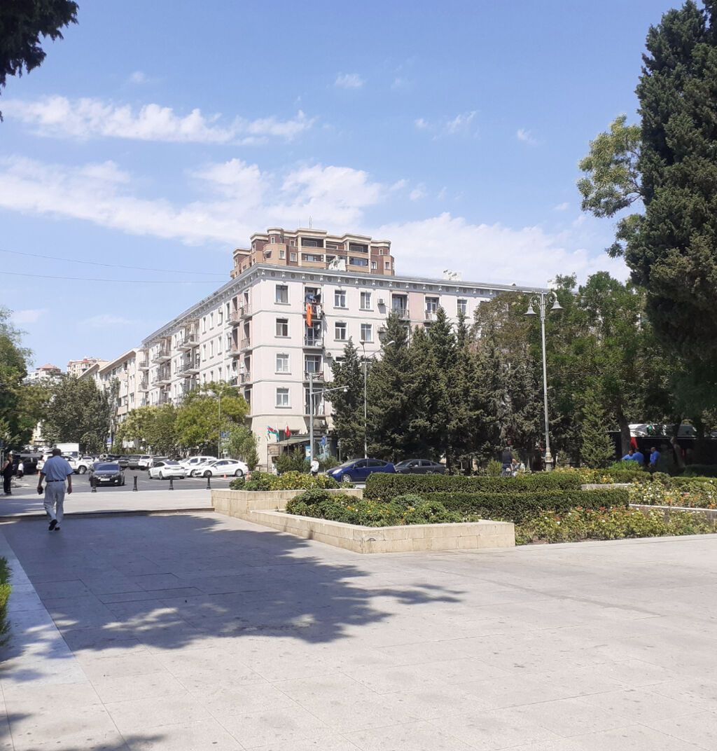 Şəhərin 28 may ərazisində,,,Səməd Vurğun parkı qarşısında 5mərtəbəli