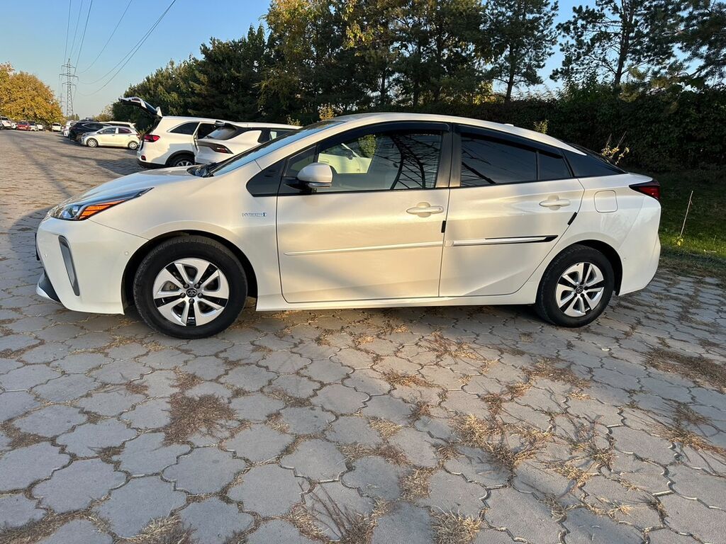 Toyota Prius: 2019 г., 1.8 л, Автомат, Гибрид, Хэтчбэк: фото 2
