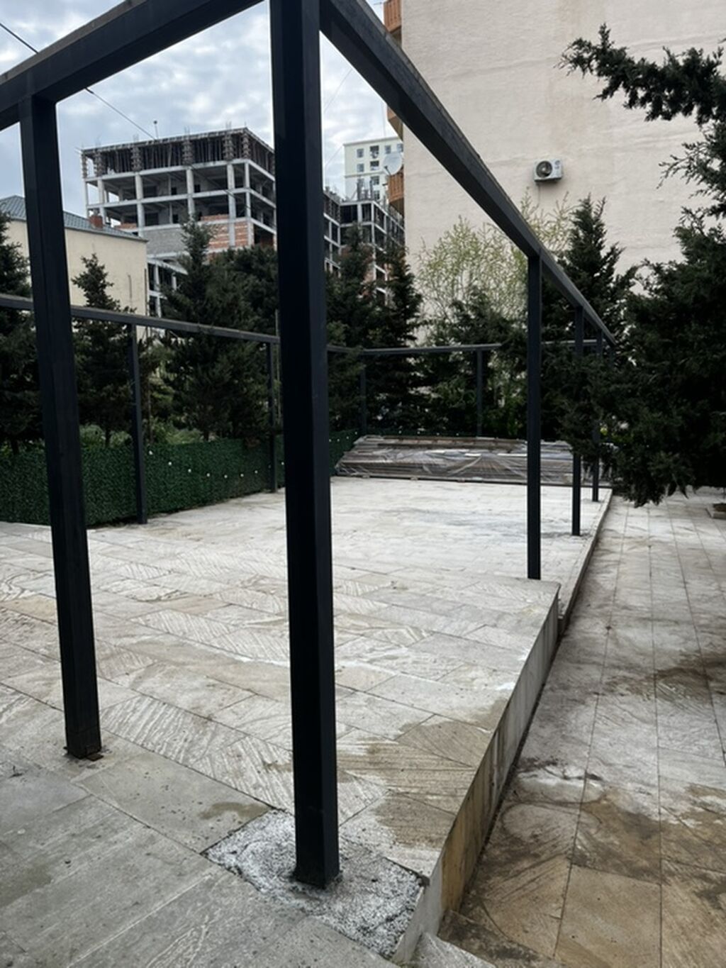 Açıq hava məkanı – terras/bahçe sahəsi kirayə üçün - Geniş daş
