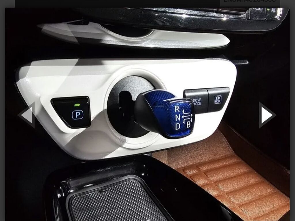 Toyota Prius 2018, гибрид, хэтчбек: фото 5