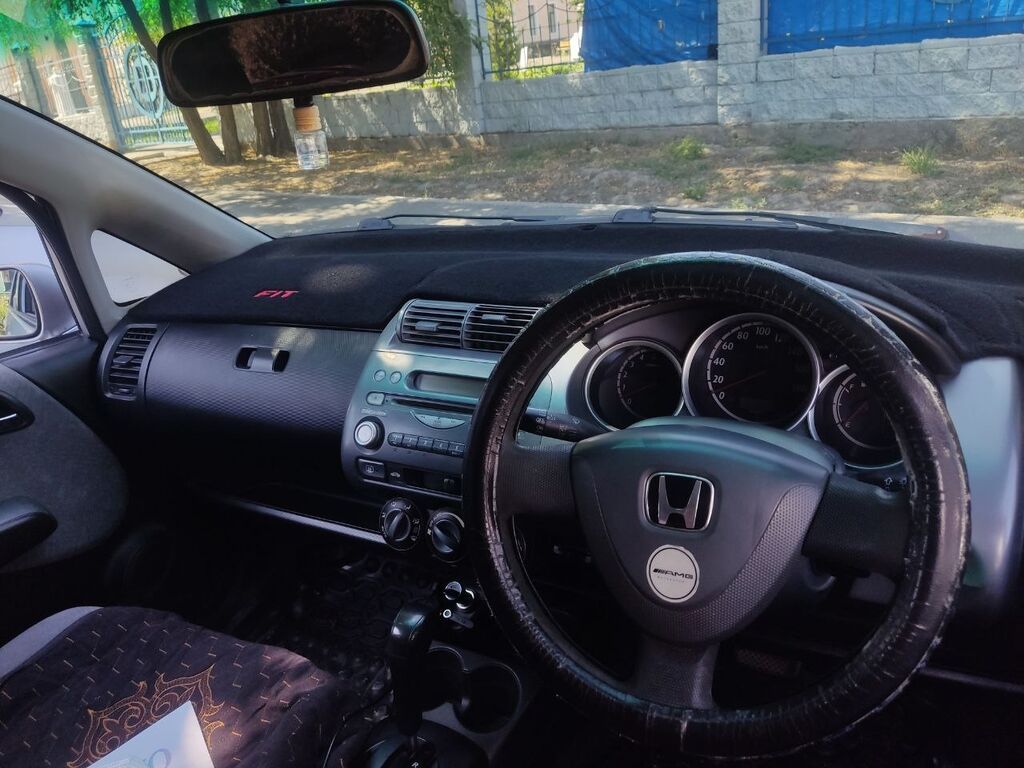 Honda Fit: 2003 г., 1.3 л, Вариатор, Бензин, Хэтчбэк: фото 3