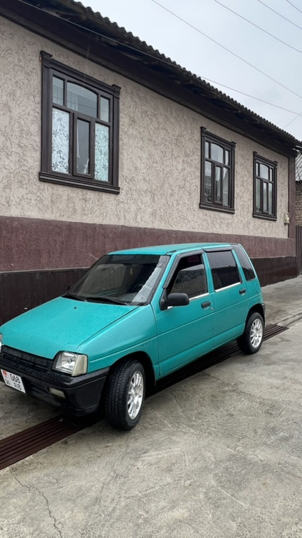 Компактный городской хэтчбек бирюзового цвета в 5-дверном кузове: фото 3