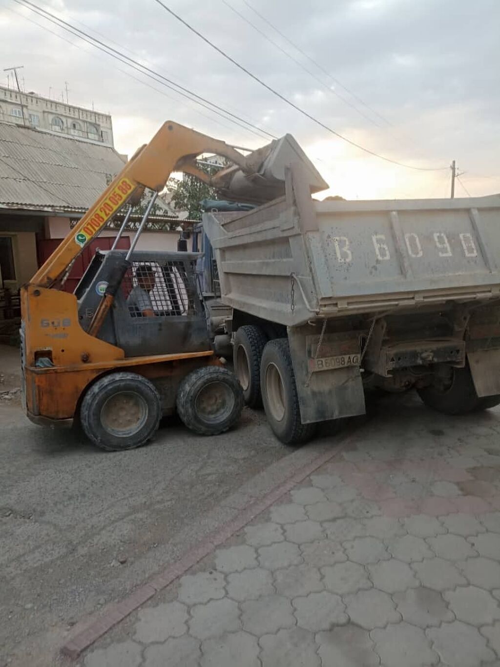Услуги Мини-погрузчик Bobcat с бортовым поворотом, оснащенный